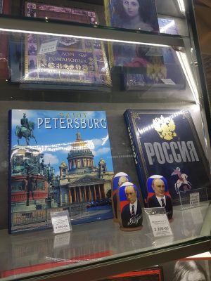 В аэропорту Спб меня сходу встретила Родина :)