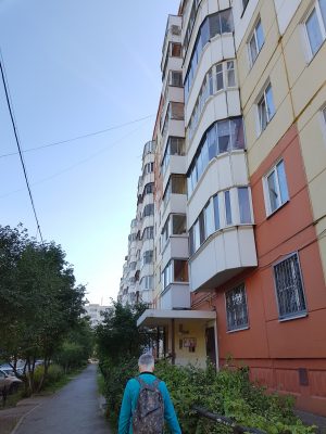 А вот и наш дом. Панелька «попугайчик», коих так много в спальных районах Перми