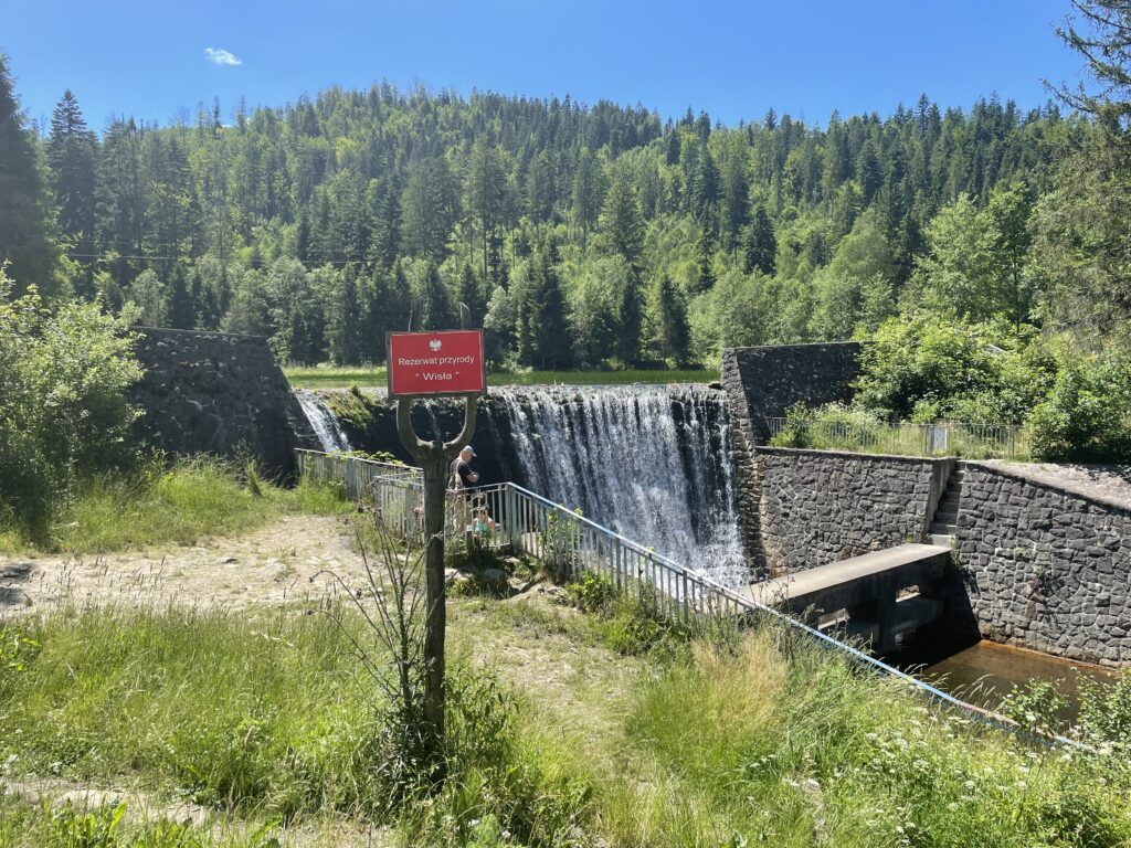 Водопадик на реке Висла, кстати. Та самая Висла, которая в Варшаве большая и широкая, а тут вот только начинается как мини речка среди гор.