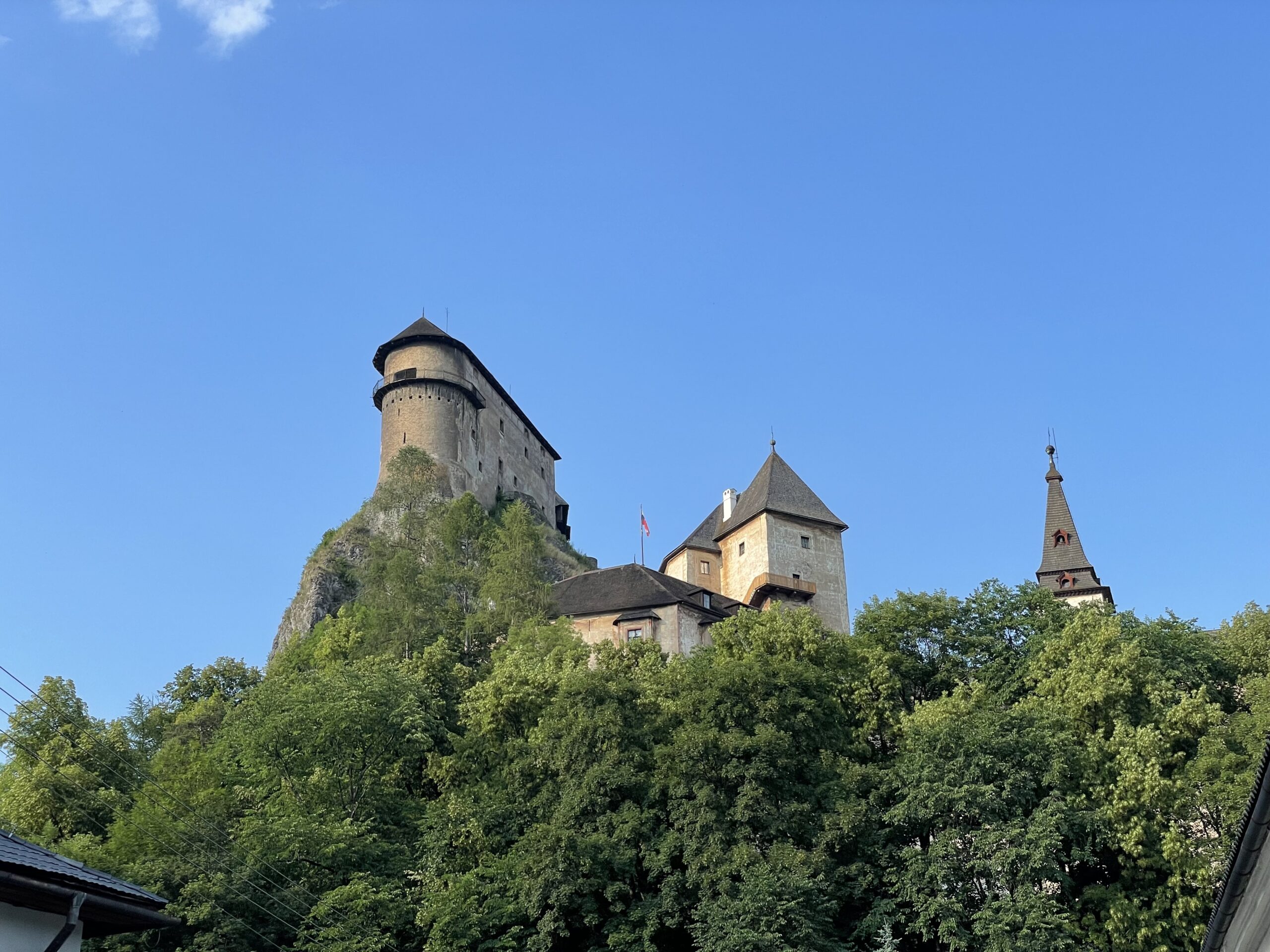 Оравский замок в Словакии. Мимо проезжали, выглядит монументально, надо будет вернуться и походить там 😁 И вообще, как я уже говорила, в Словакии полная атмосфера Чехии, все домики эти, замки, в Польше тоже хорошо и замки тоже есть, но не атмосфера Чехии, а у меня сентимент 😄 Оравский замок в Словакии. Мимо проезжали, выглядит монументально, надо будет вернуться и походить там 😁 И вообще, как я уже говорила, в Словакии полная атмосфера Чехии, все домики эти, замки, в Польше тоже хорошо и замки тоже есть, но не атмосфера Чехии, а у меня сентимент 😄